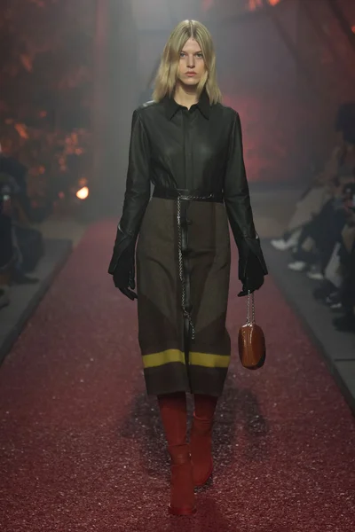 Look 10